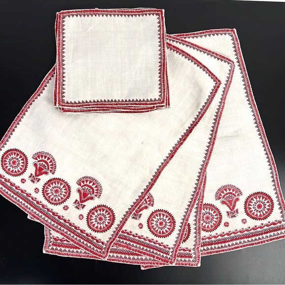 Vintage Embroidered Table Linen Set of 4 Placemats & 5 Napkins - Picture 1 of 10